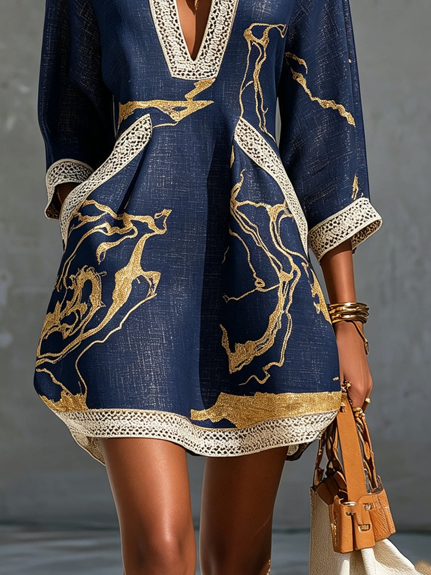 Cosette | Robe Mini en Dentelle Crochetée Bleu Marine à Motifs Dorés et Décolleté en V