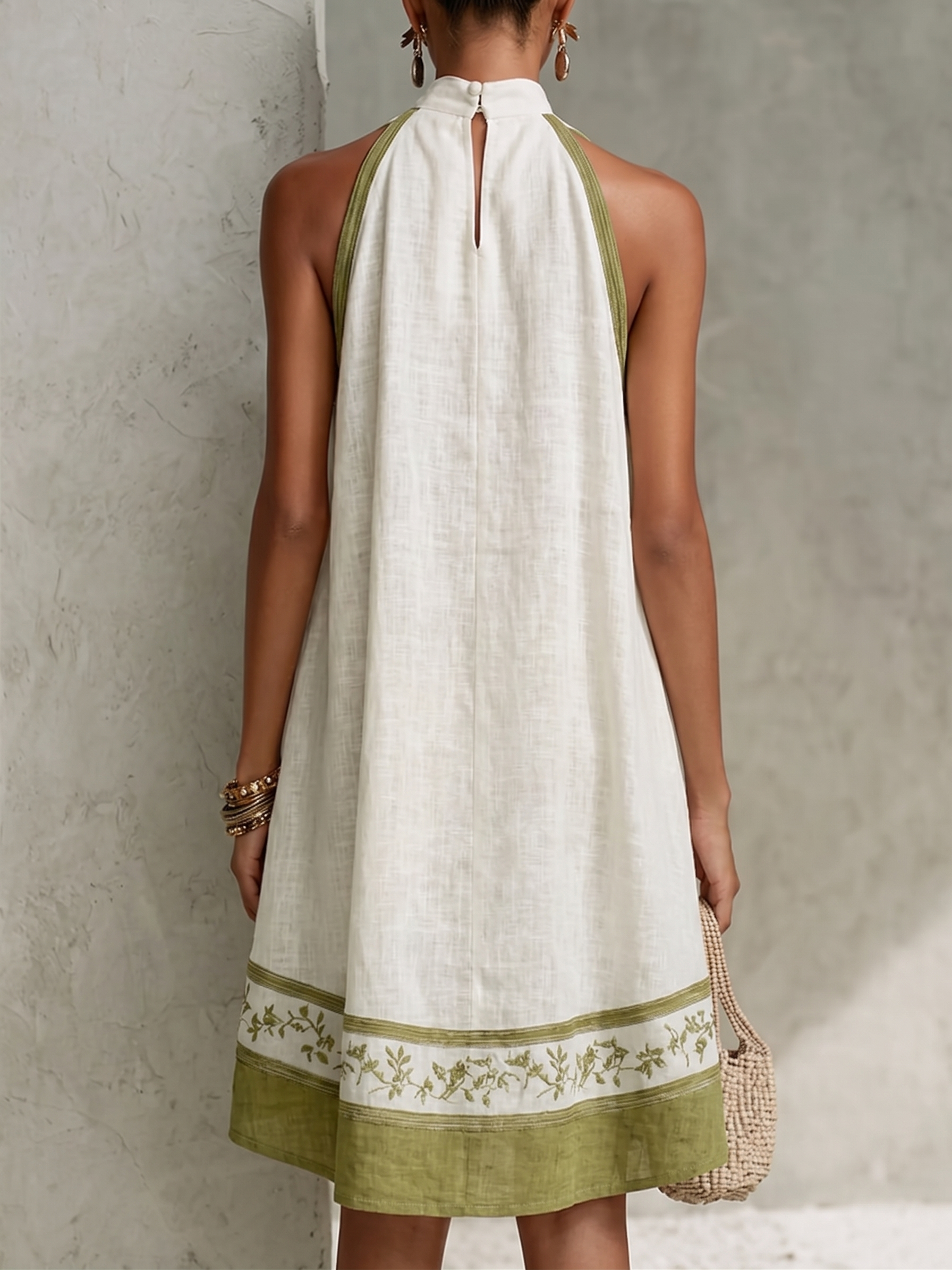 Agathe | Robe Mini Trapèze Sans Manches Blanche et Vert Olive à Fleurs